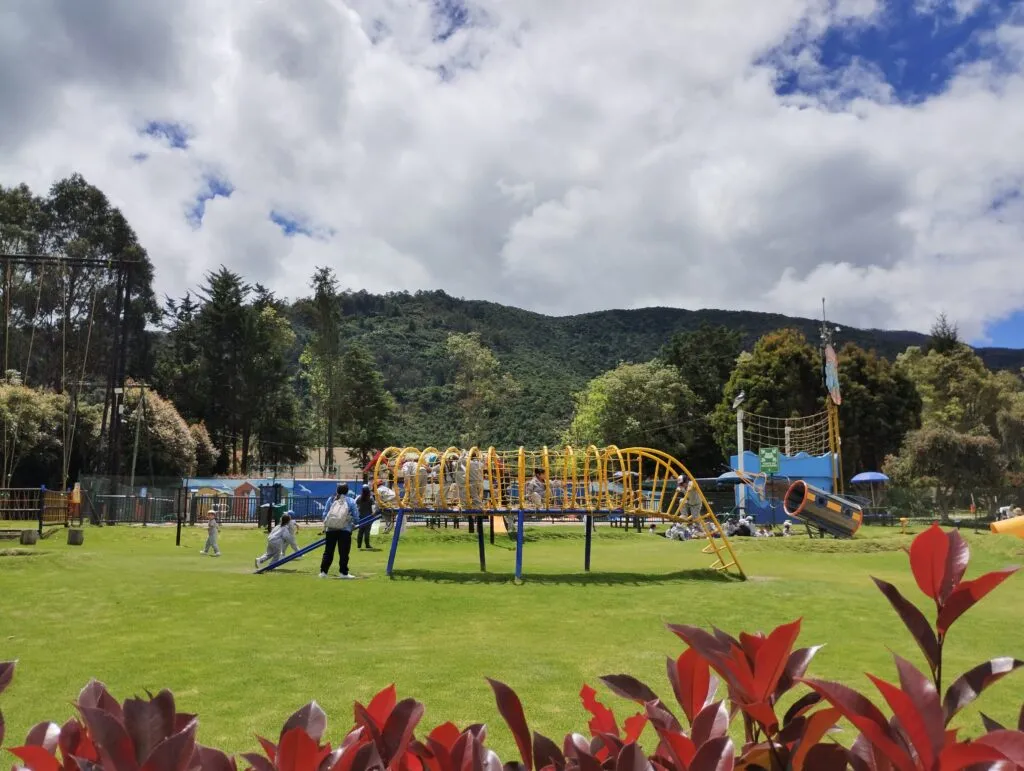 Descubriendo el mundo y fortaleciendo la amistad en Multiparque. ¡Diversión ilimitada en el Parque de Juegos!